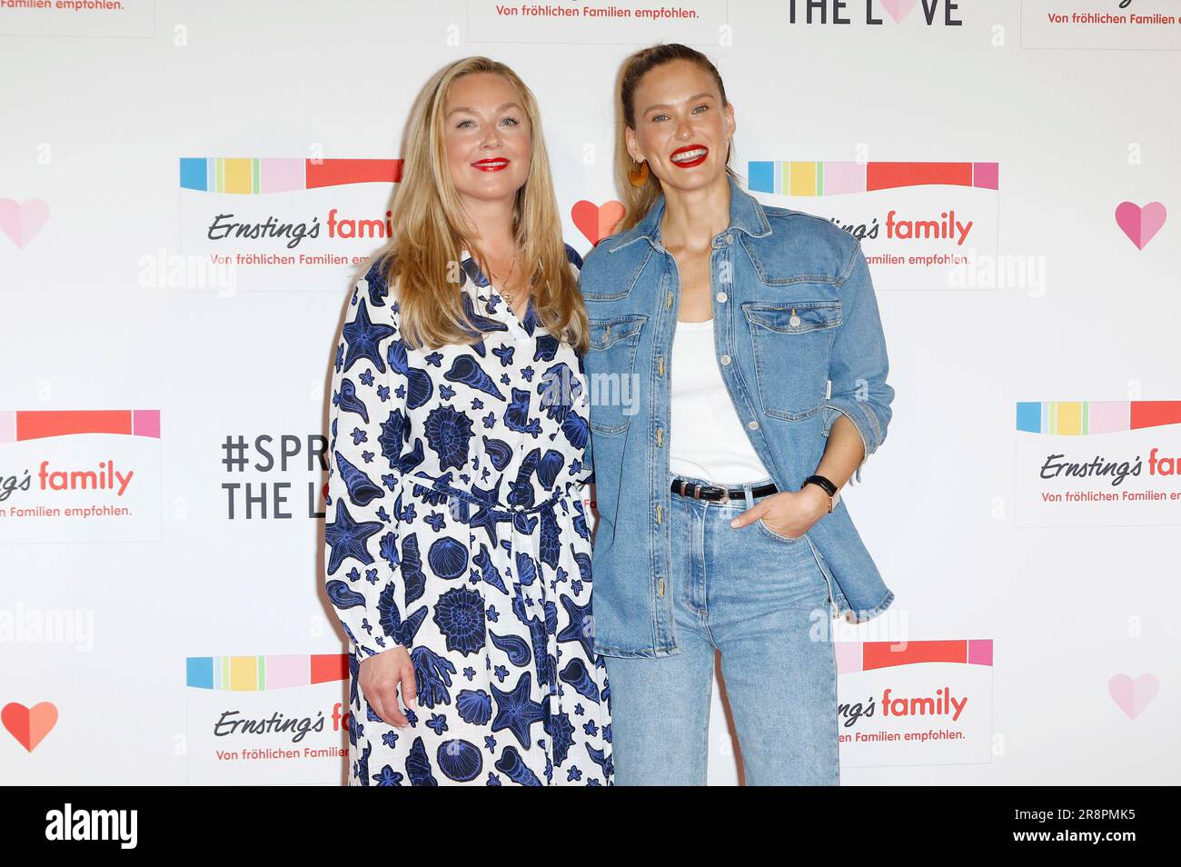 Elisabeth Röhm und Bar Refaeli BEI der Ernsting's Family Fashion Show im Hotel Atlantic. Hambourg, 19.06.2023 Banque D'Images