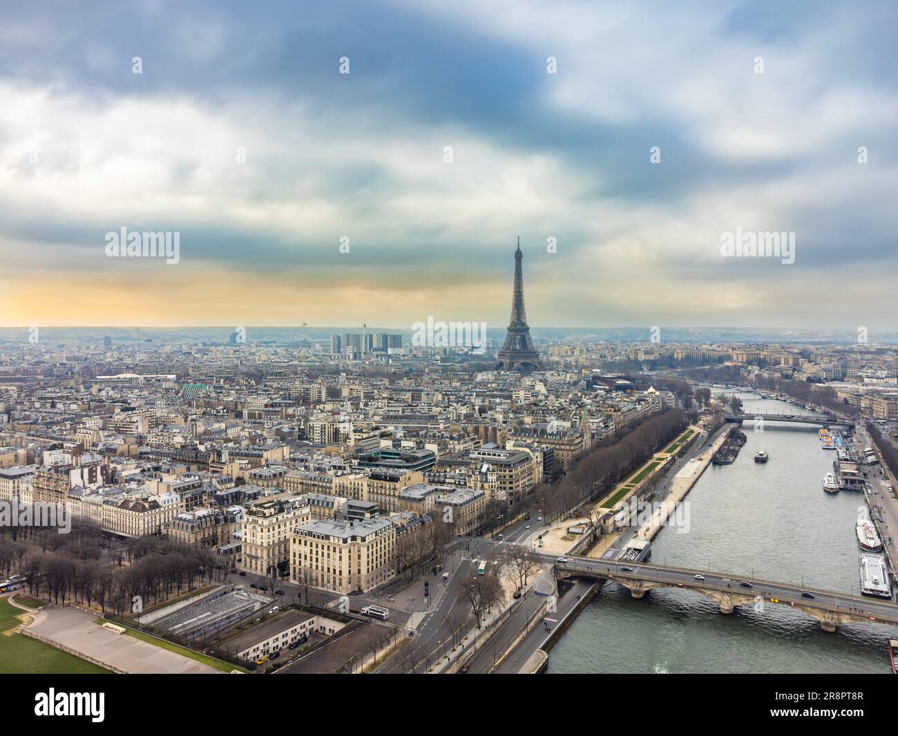Paysage urbain de drone aérien de Paris France, avec la Tour Eiffel au-dessus de la Seine et le Pont Alexandre III Banque D'Images