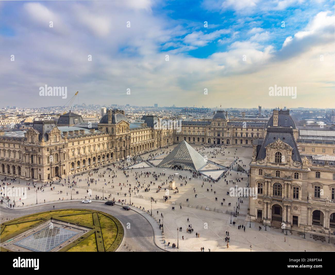 Vue aérienne par drone du palais et du musée du Louvre, l'un des endroits les plus emblématiques de Paris, France Banque D'Images