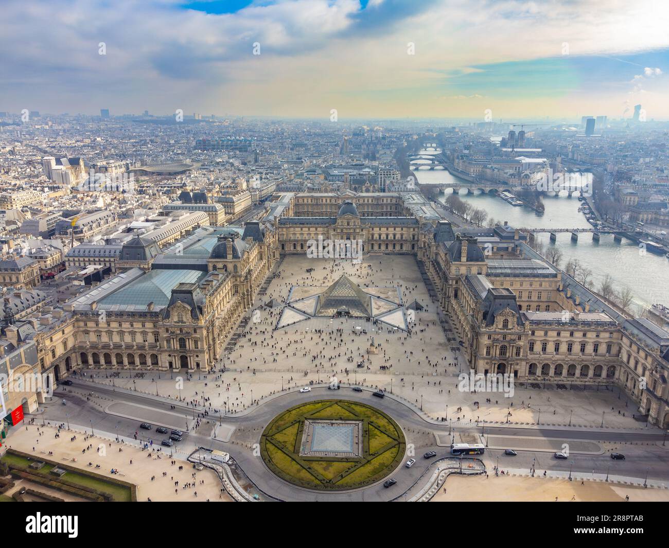 Vue aérienne par drone du palais et du musée du Louvre, l'un des endroits  les plus emblématiques de Paris, France Photo Stock - Alamy