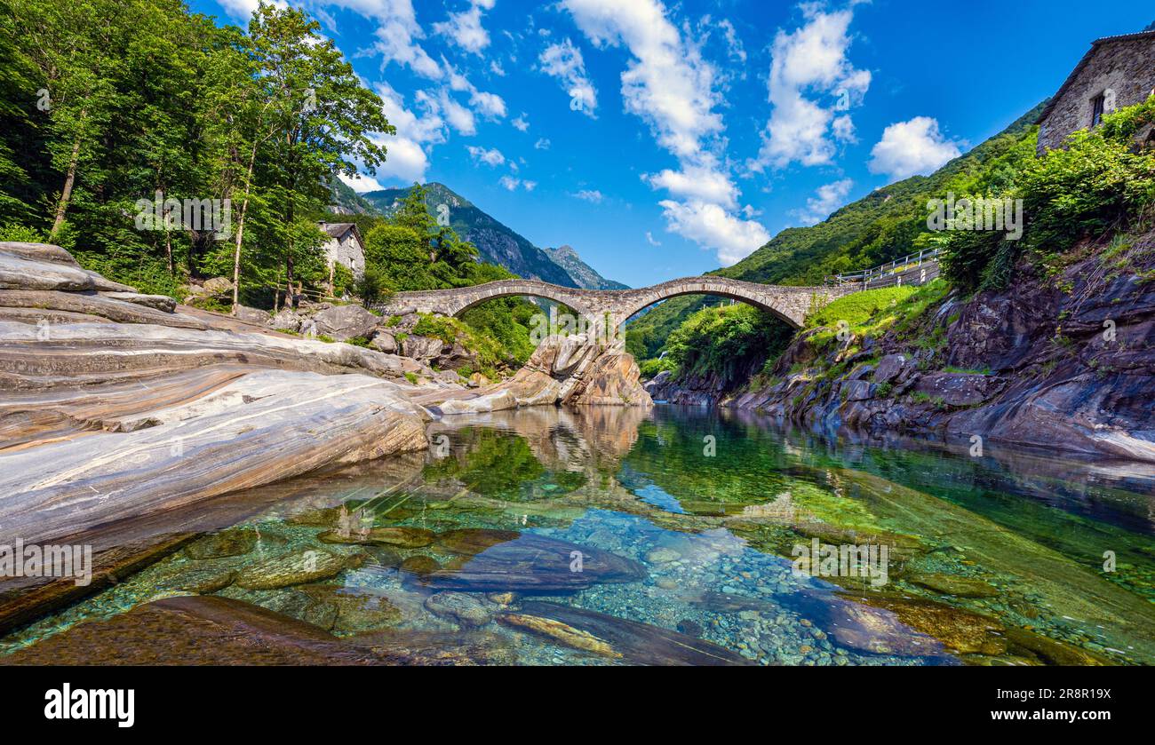 Pont romain (Ponte dei Salti) traversant la rivière Verzasca à Lavertèzzo dans la vallée de la Verzasca, canton du Tessin, Suisse, Europe Banque D'Images