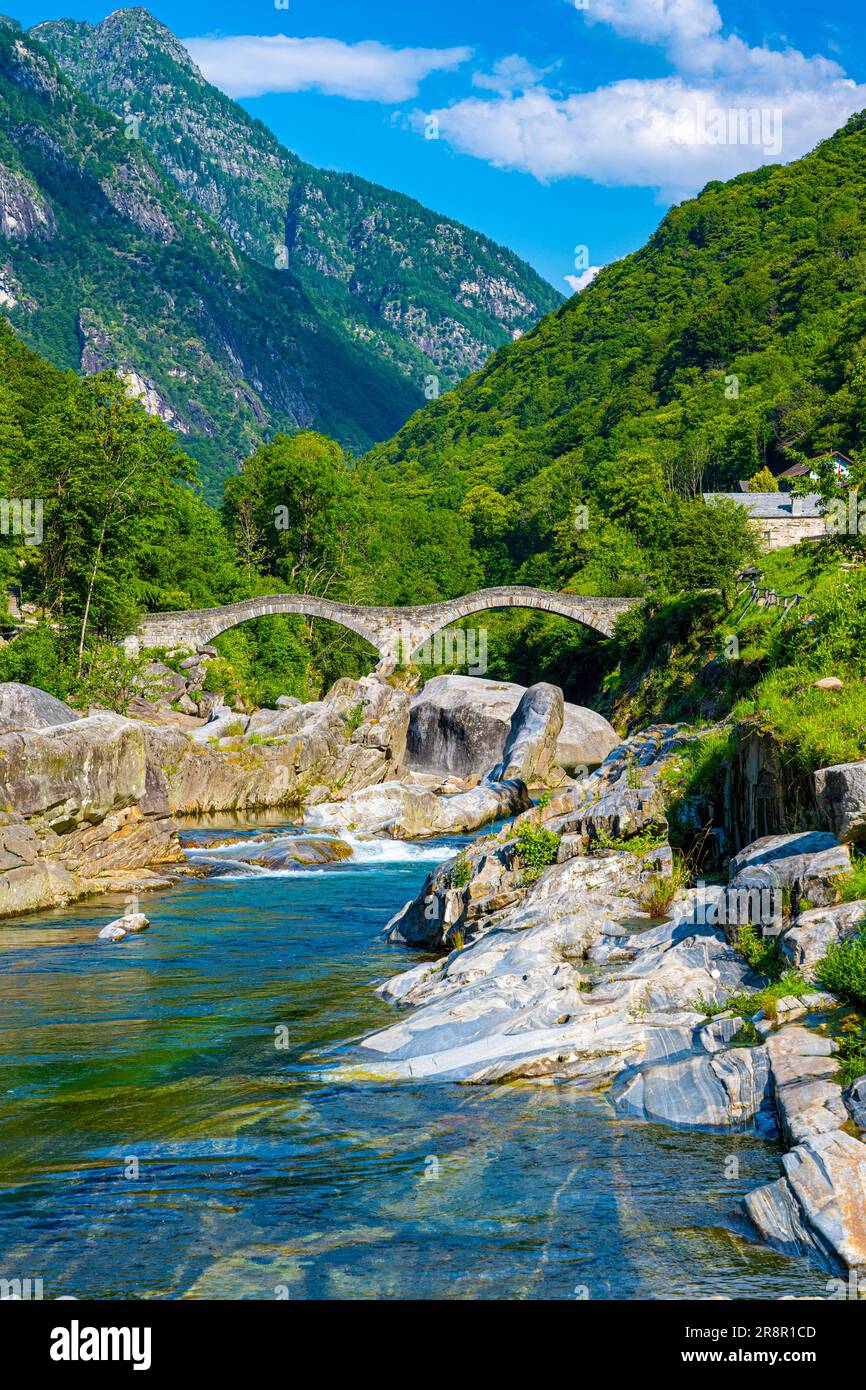 Pont romain (Ponte dei Salti) traversant la rivière Verzasca à Lavertèzzo dans la vallée de la Verzasca, canton du Tessin, Suisse, Europe Banque D'Images