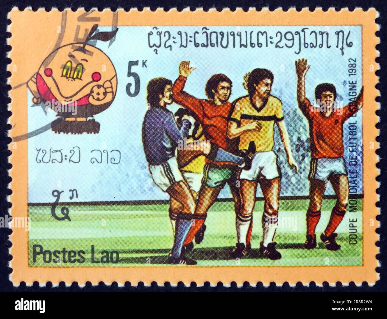 LAOS - VERS 1982: Un timbre imprimé au Laos montre les joueurs de football en action, coupe du monde de football 1982, Espagne, vers 1982 Banque D'Images