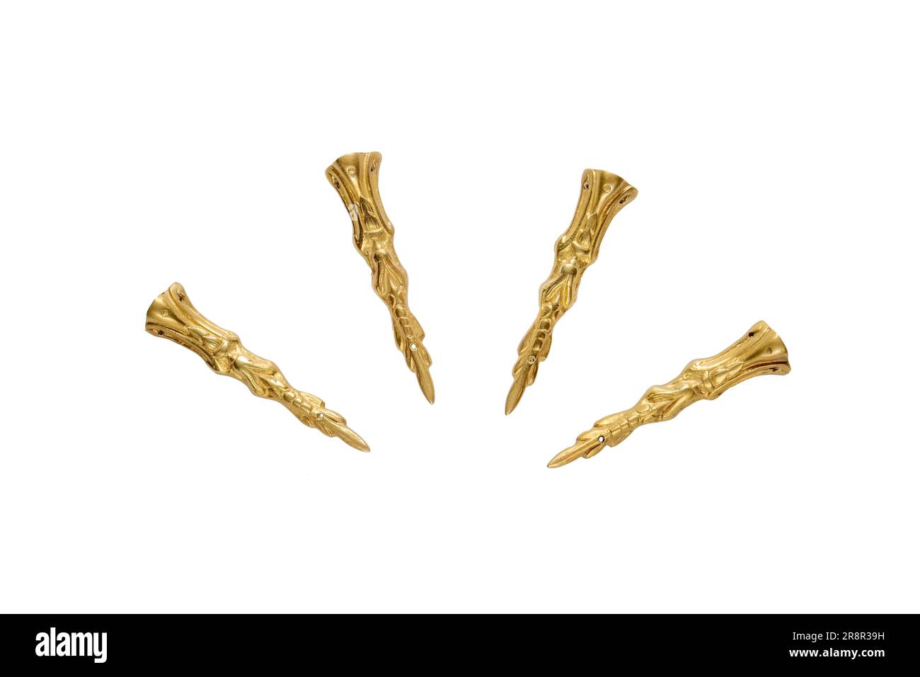 Daugavpils, Lettonie 15 juin 2023.mobilier. Décoration en bronze moulé avec un ornement, une superposition pour une jambe de table, isoler sur un fond blanc Banque D'Images