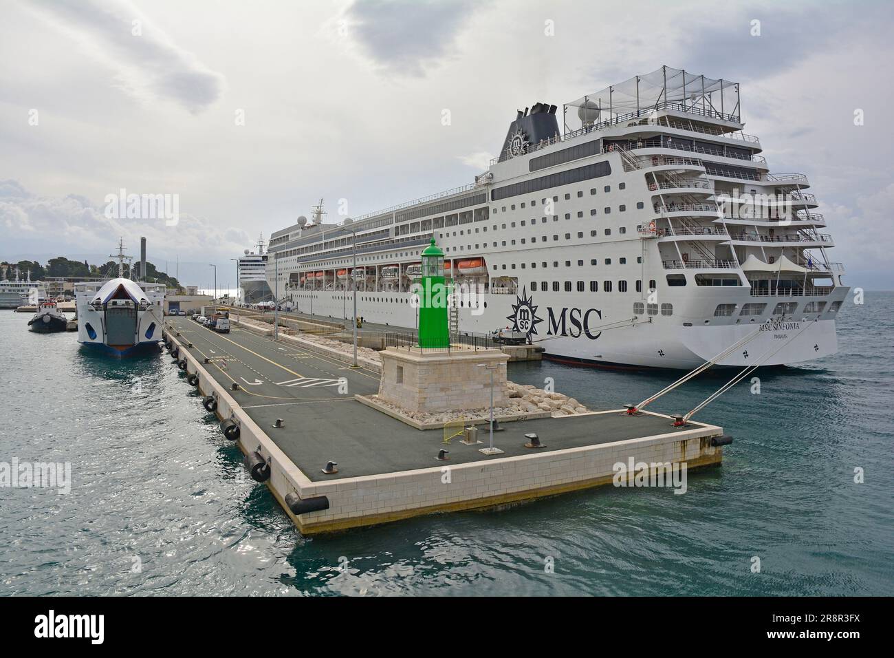 Split, Croatie - 13 mai 2023. Un méga paquebot de croisière dans le port de la ville côtière historique de Split. Il reste un petit ferry à rouler/rouler Banque D'Images