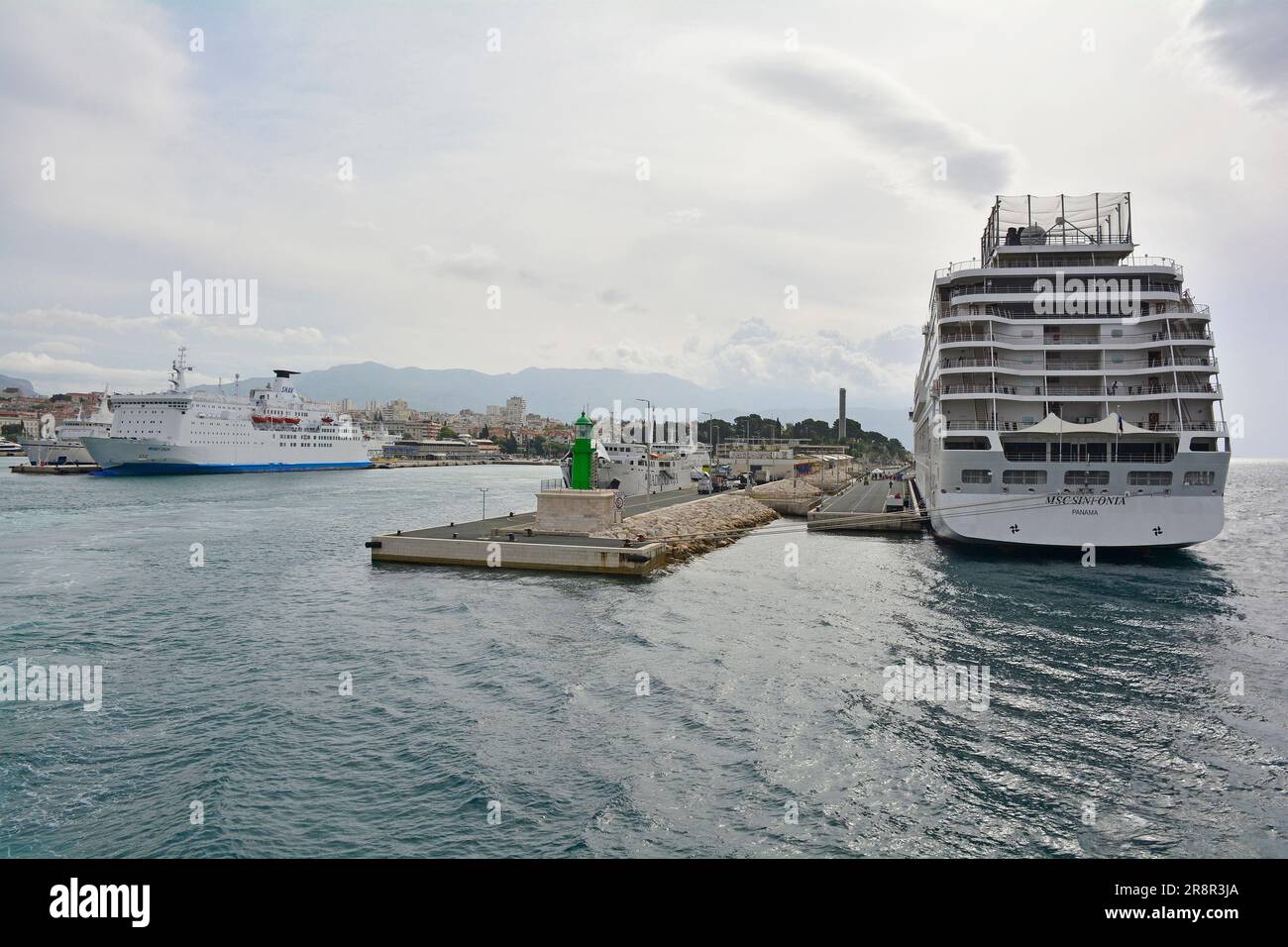 Split, Croatie - 12 mai 2023. Un méga paquebot de croisière a amarré dans le port de la ville côtière historique de Split. Il reste un bateau de croisière plus petit Banque D'Images