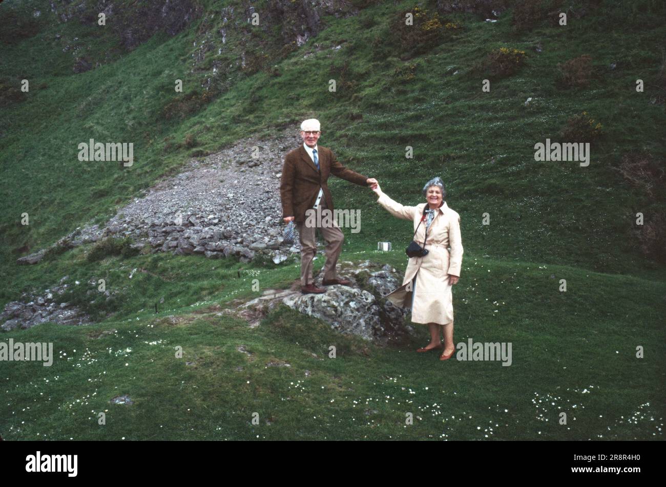 Homme et femme posent dans les Highlands écossais Banque D'Images