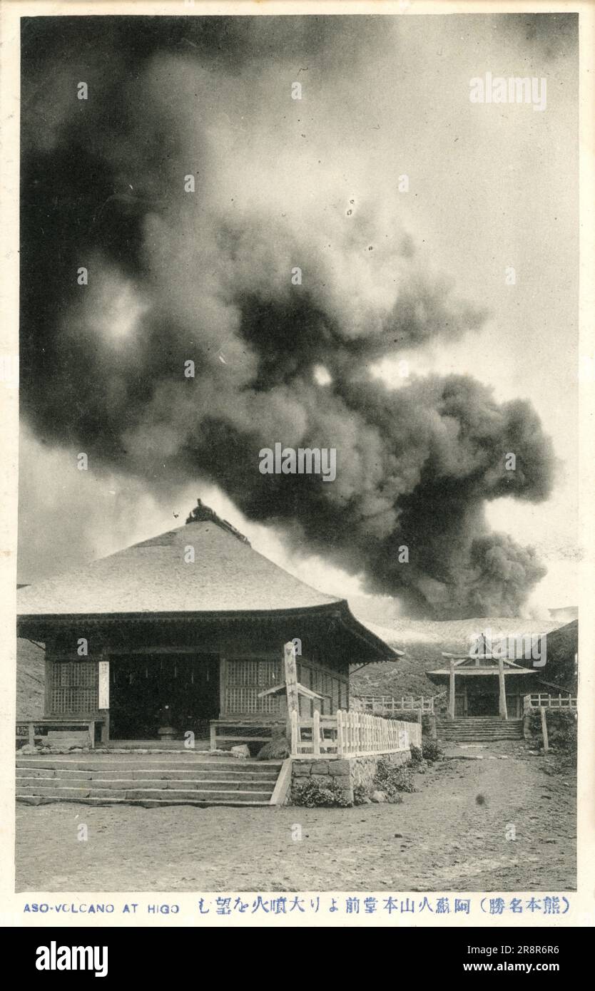 Photographies montrant des scènes au Japon à la fin de 19th et au début de 20th siècles. Scènes de rue, bâtiments, personnes, vues topographiques et événements au Japon, y compris une éruption volcanique. Banque D'Images