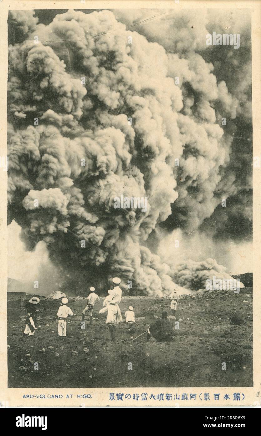 Photographies montrant des scènes au Japon à la fin de 19th et au début de 20th siècles. Scènes de rue, bâtiments, personnes, vues topographiques et événements au Japon, y compris une éruption volcanique. Banque D'Images