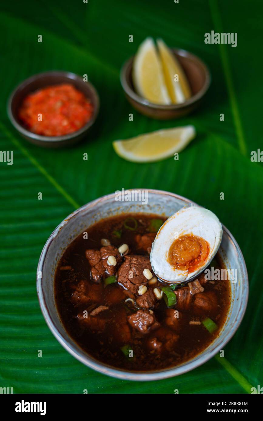 Soupe noire de boeuf indonésien : Rawon Banque D'Images