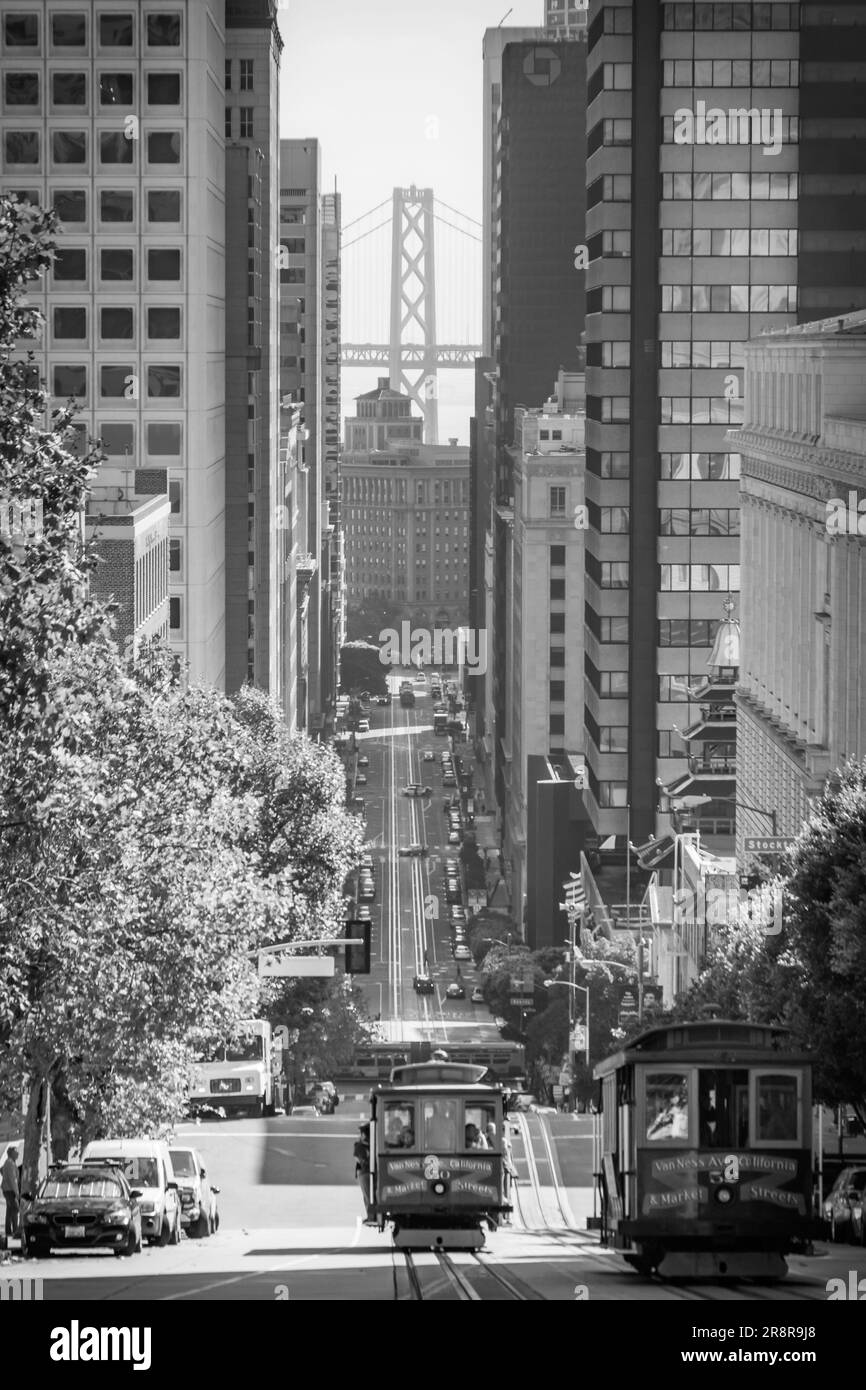 Vue classique du centre-ville de San Francisco avec le célèbre Oakland Bay Bridge en noir et blanc à San Francisco Banque D'Images