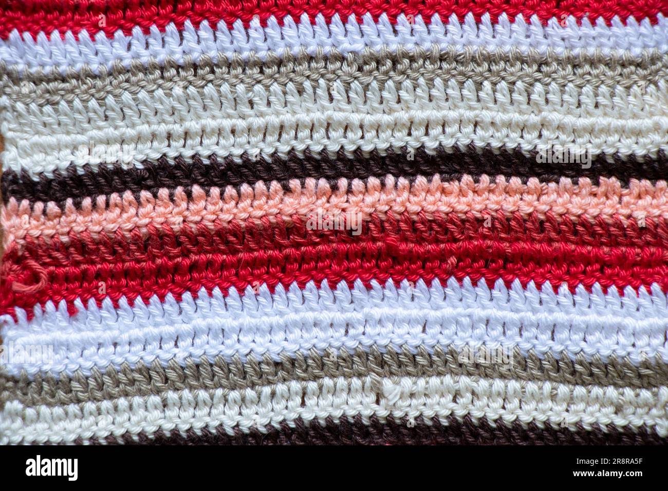 tapis de grand-mère multicolore rouge blanc noir comme arrière-plan, tapis de sol Banque D'Images