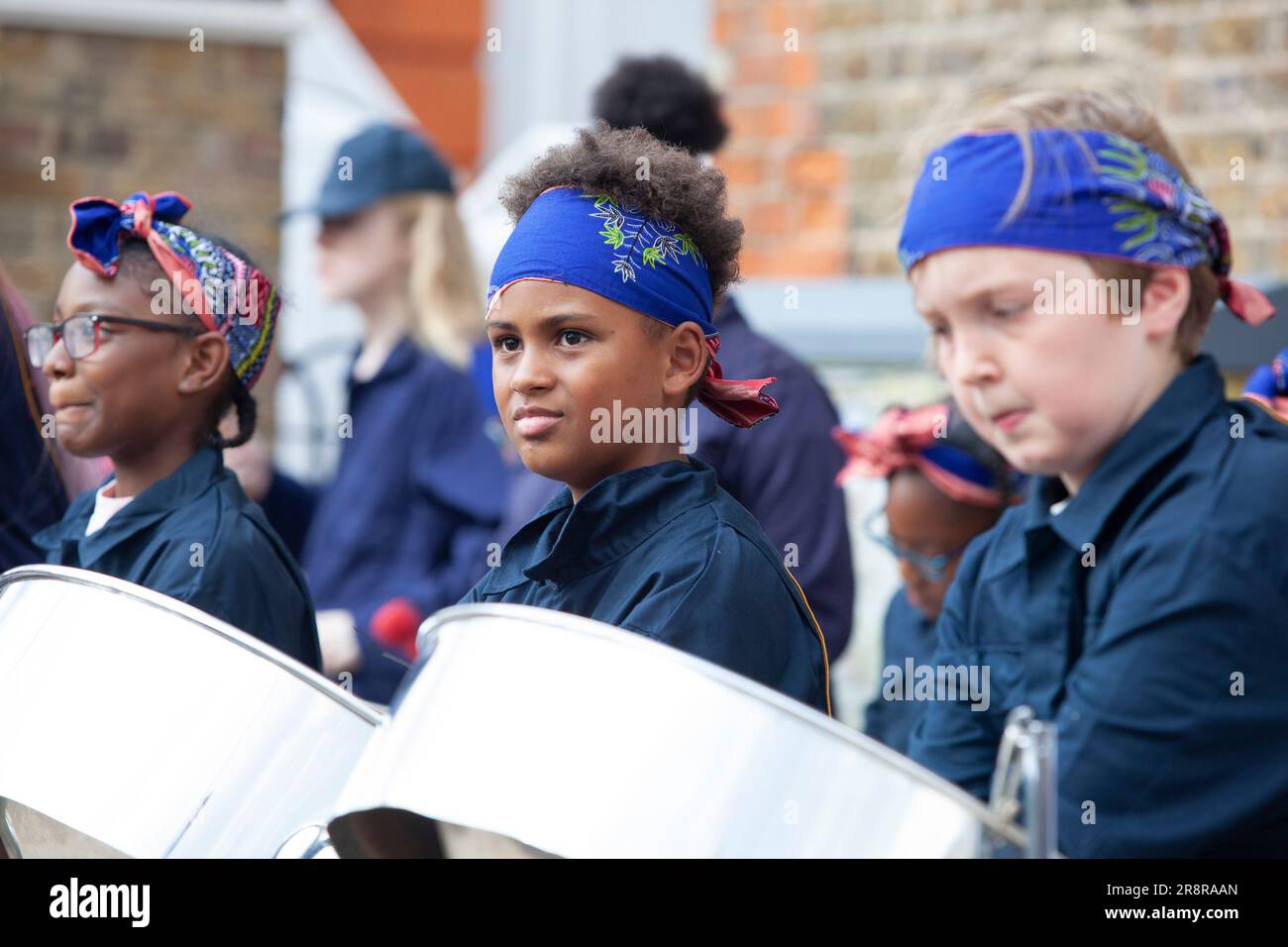 Londres, Royaume-Uni. 22nd juin 2023. Les enfants de la bande Kinetika Bloco jouent des casseroles en acier et des instruments en laiton devant le mémorial de la guerre à Windrush Square, Brixton. Cela faisait partie des événements commémorant le 75th anniversaire de l'arrivée de l'Empire Windrush aux quais de Tilbury. Credit: Anna Watson/Alay Live News Banque D'Images