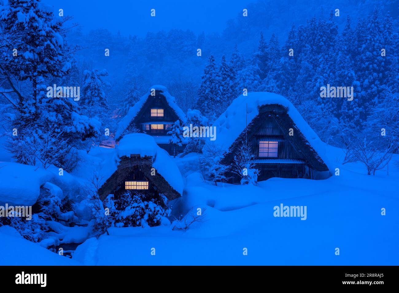 Vue nocturne sur le village de Shirakawa Banque D'Images