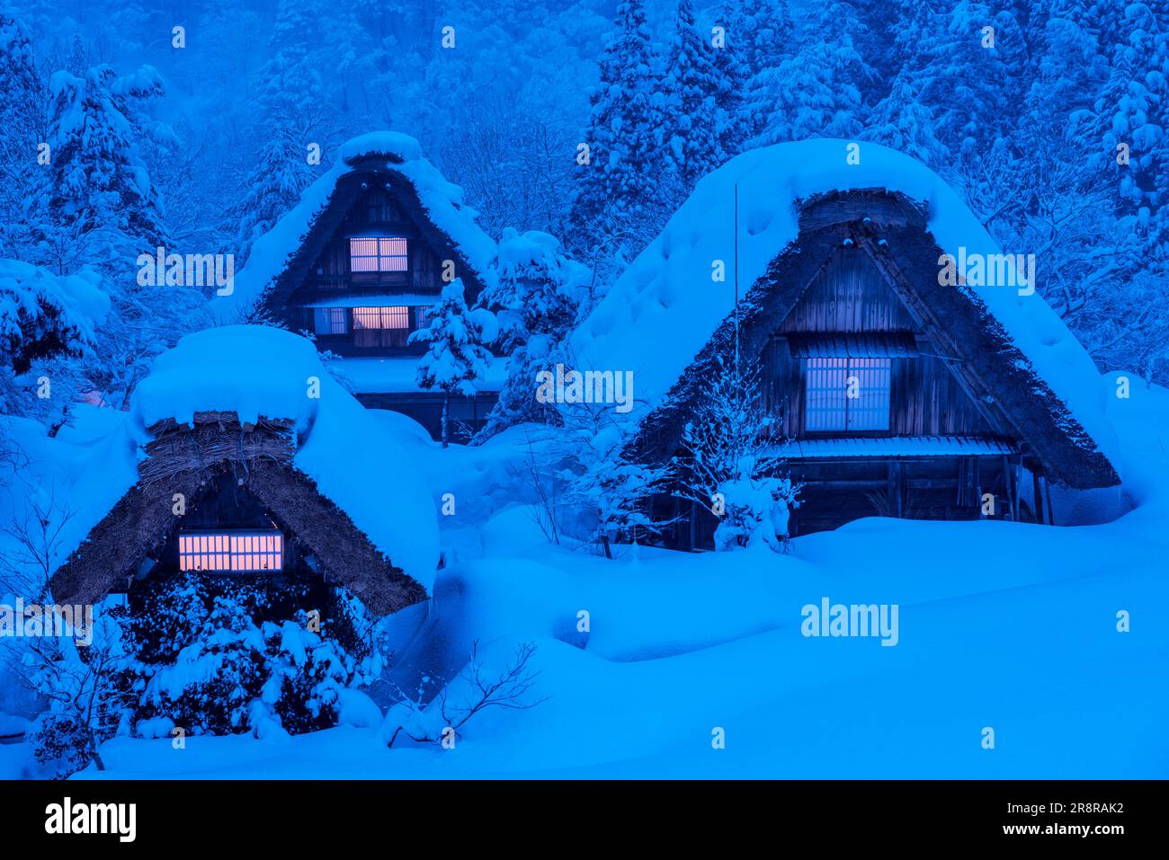 Vue nocturne sur le village de Shirakawa Banque D'Images