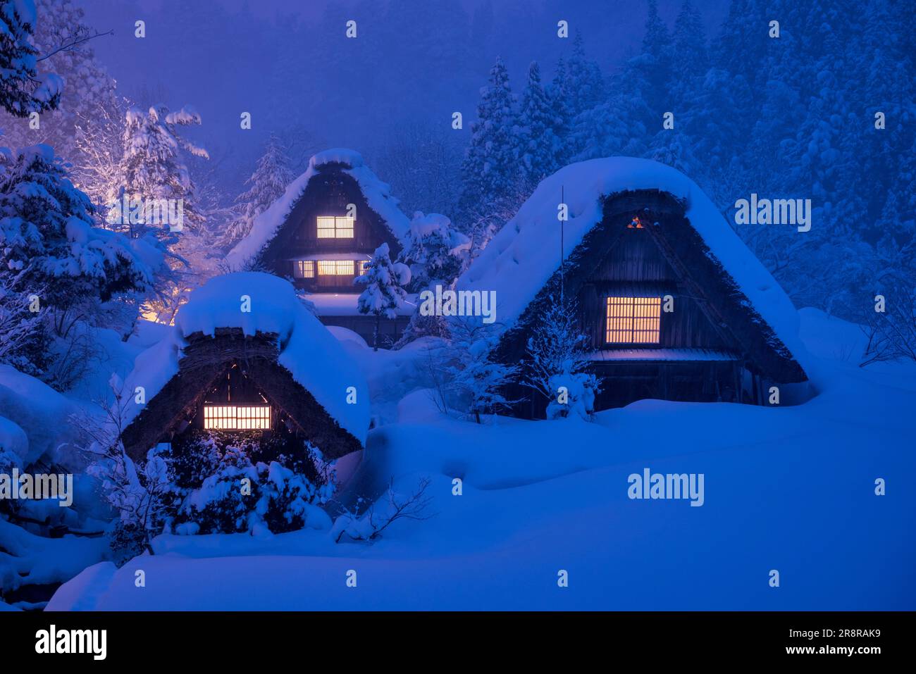Vue nocturne sur le village de Shirakawa Banque D'Images