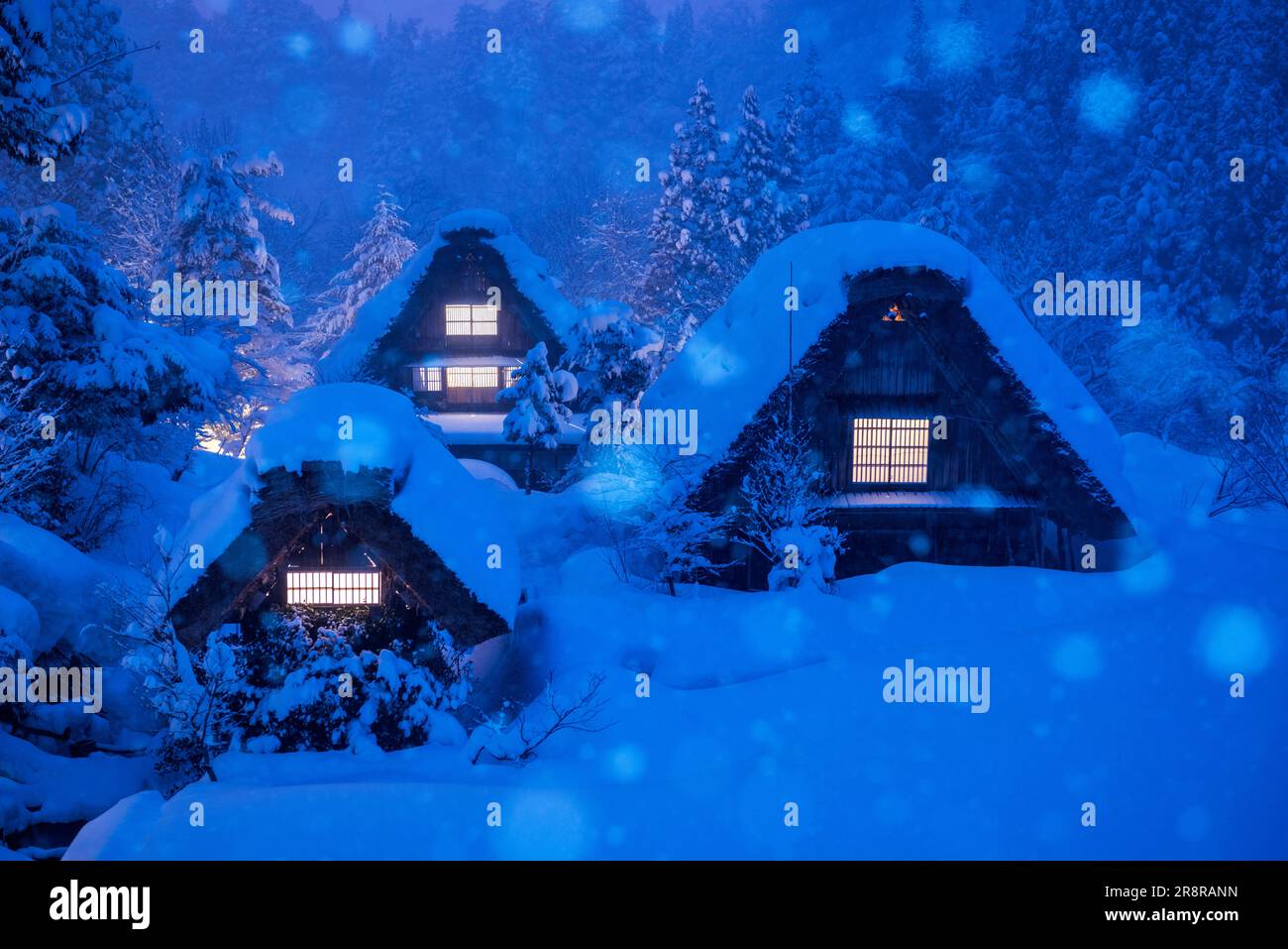 Vue nocturne sur le village de Shirakawa Banque D'Images