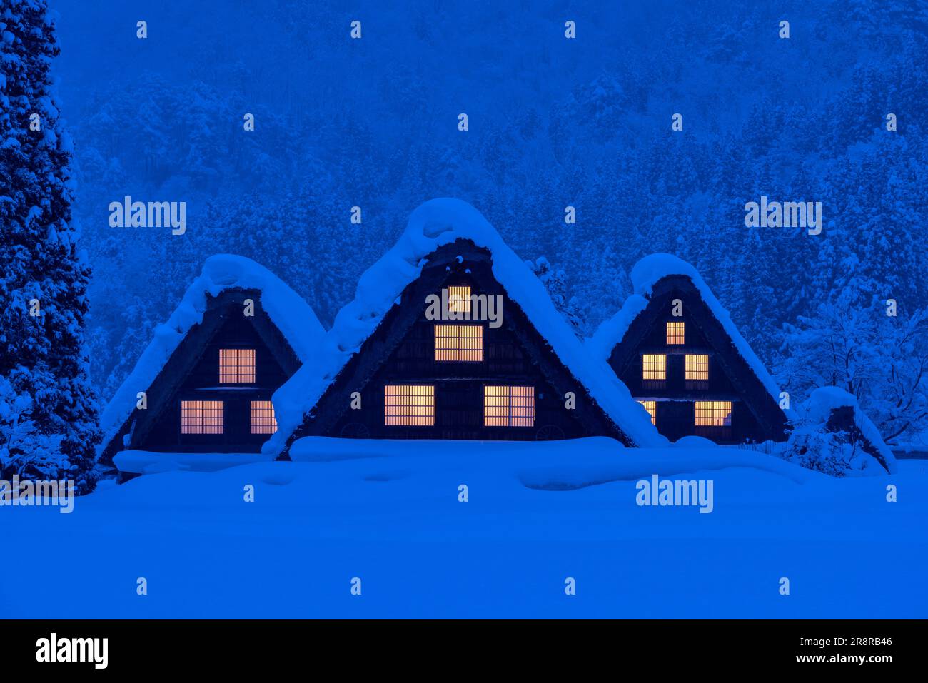 Vue nocturne sur le village de Shirakawa Banque D'Images