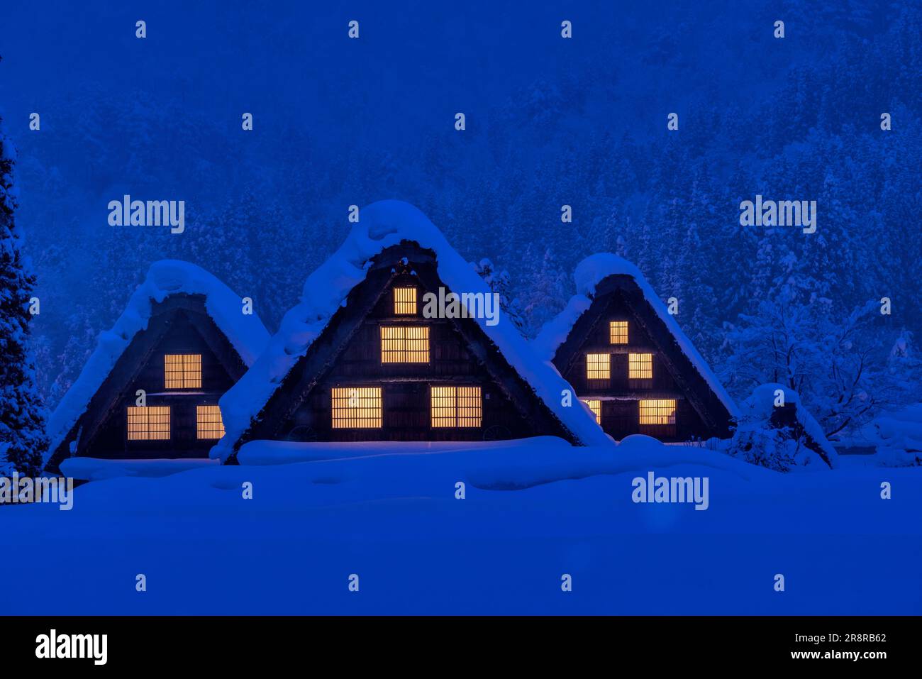 Vue nocturne sur le village de Shirakawa Banque D'Images