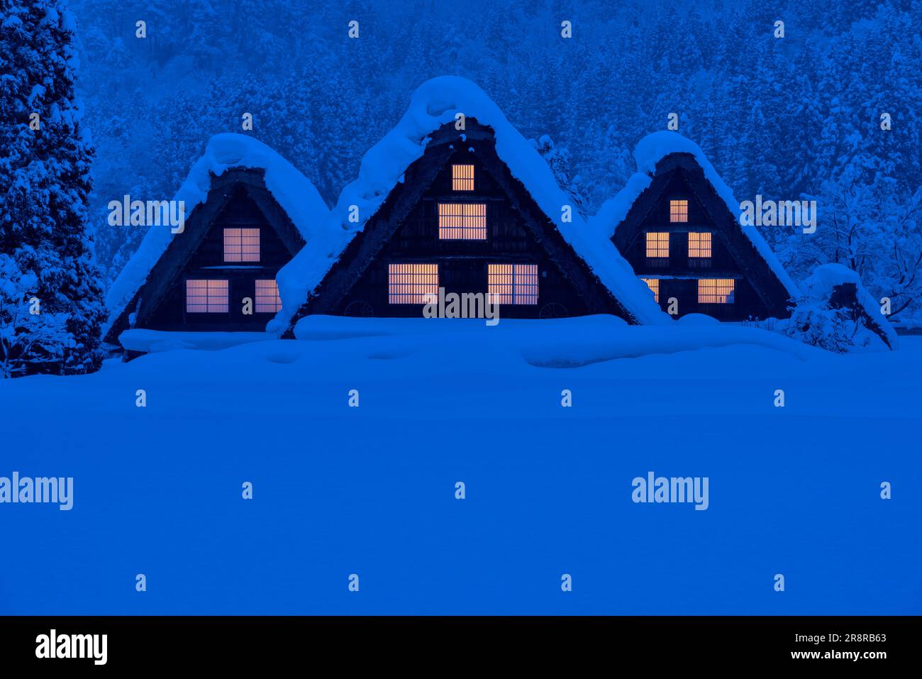 Vue nocturne sur le village de Shirakawa Banque D'Images