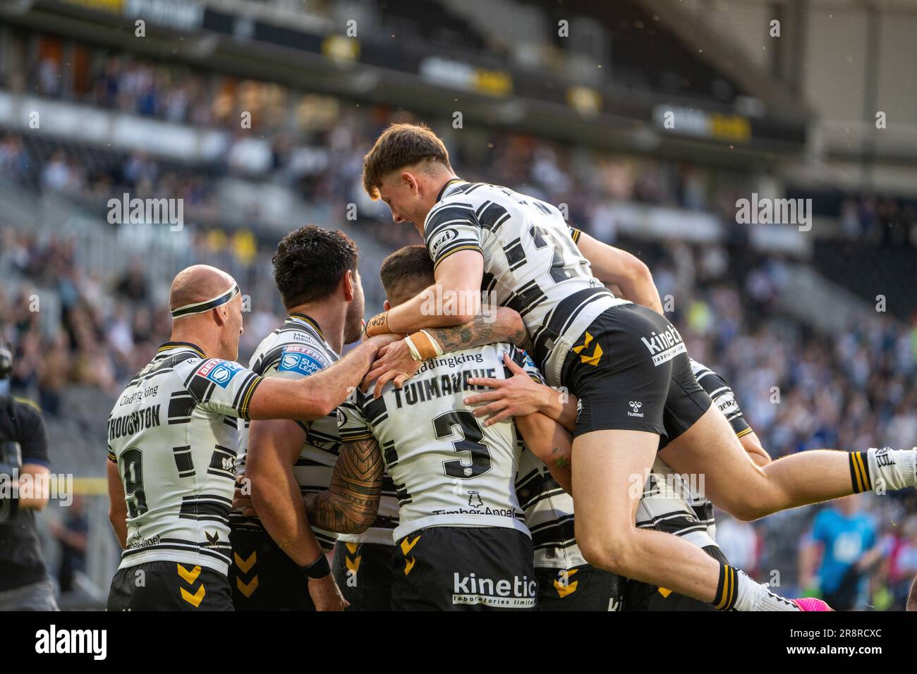 Hull, Royaume-Uni. 22nd juin 2023. Betfred Super League - Round 16: Hull FC contre St Helens. Carlos Tuimavave, Hull FC fête avec ses coéquipiers. Credit Paul Whitehurst/Alamy Live News Banque D'Images