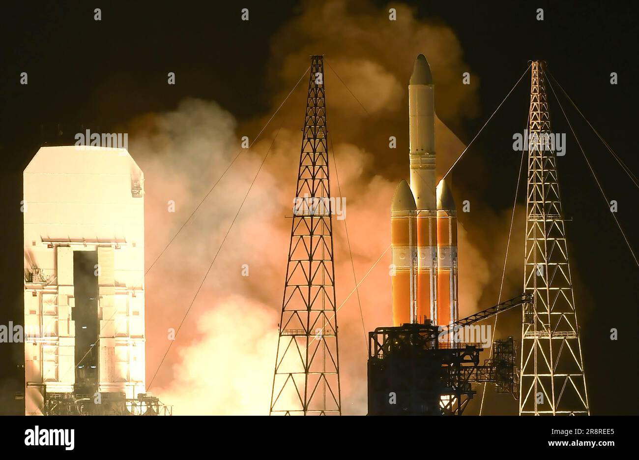 Cape Canaveral, États-Unis. 22nd juin 2023. Une fusée forte United Launch Alliance Delta IV se soulève du PAD 37B à la station de la Force spatiale de Cape Canaveral à 5 h 18 EDT sur 22 juin 2023 au Cap Canaveral. La fusée transporte un satellite espion classé pour l'Office national de reconnaissance. (Photo de Paul Hennessy/SOPA Images/Sipa USA) crédit: SIPA USA/Alay Live News Banque D'Images