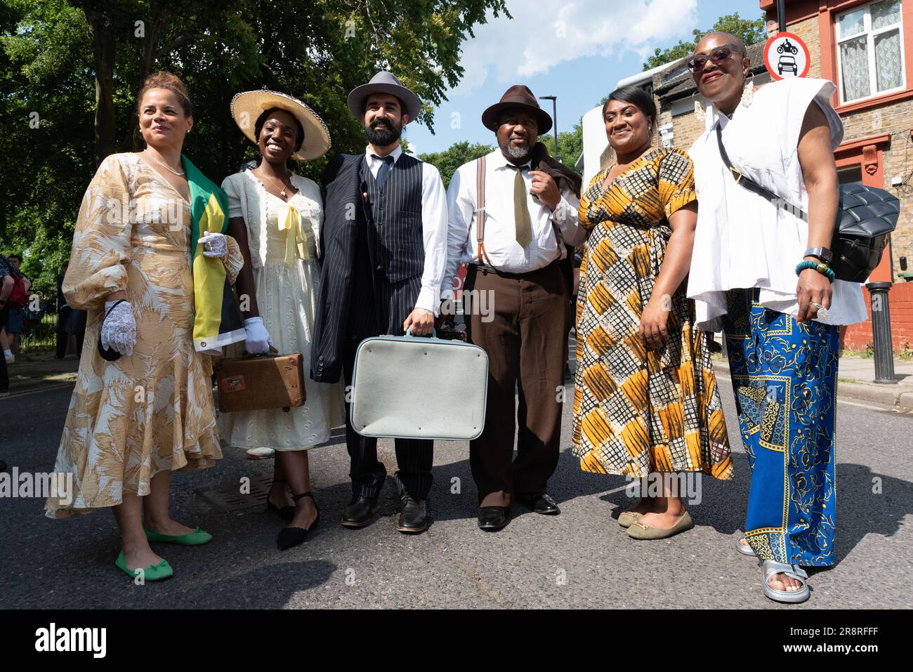 Londres, Royaume-Uni. 22 juin 2023. Les participants, certains vêtiés d'époque, se préparent à se joindre à la procession de Windrush à travers Brixton jusqu'à la place Windrush marquant le 75th anniversaire de l'arrivée d'immigrants des Caraïbes à Tilbury à bord de l'Empire Windrush. La célébration a été décrite par beaucoup comme "bittersweet" à la suite d'un scandale qui a vu beaucoup d'arrivées et leurs descendants menacés à tort d'expulsion ou de détention par le Home Office. Crédit : Ron Fassbender/Alamy Live News Banque D'Images