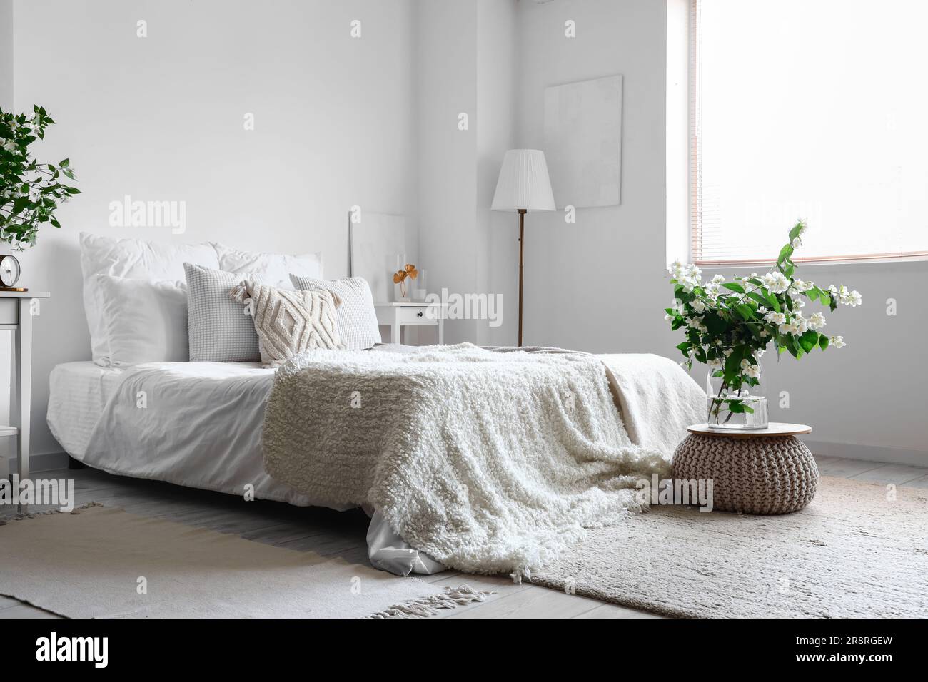 Intérieur de la chambre lumineuse décorée de fleurs de jasmin en vase Photo  Stock - Alamy