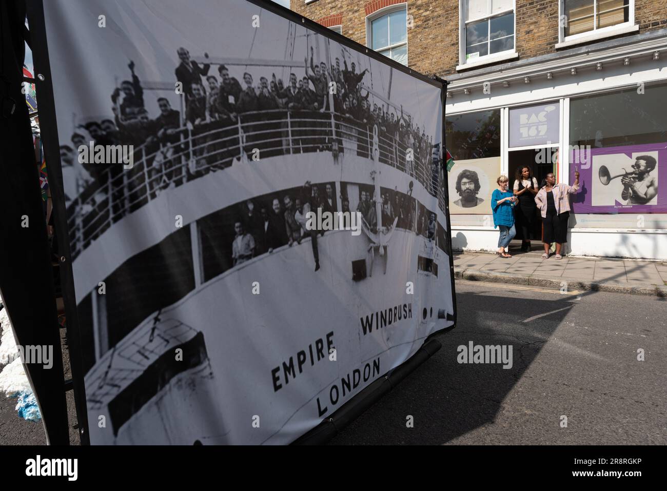 Londres, Royaume-Uni. 22 juin 2023. La procession de Windrush à travers Brixton jusqu'à la place Windrush marquant le 75th anniversaire de l'arrivée des immigrants des Caraïbes à Tilbury à bord de l'Empire Windrush. La célébration a été décrite par beaucoup comme "bittersweet" à la suite d'un scandale qui a vu beaucoup d'arrivées et leurs descendants menacés à tort d'expulsion ou de détention par le Home Office. Crédit : Ron Fassbender/Alamy Live News Banque D'Images