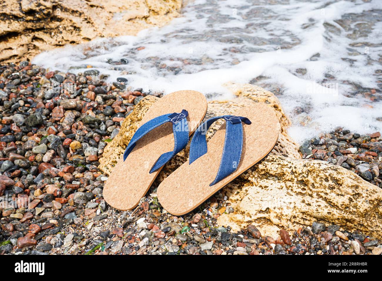 Tongs élégantes sur le bord de mer Banque D'Images