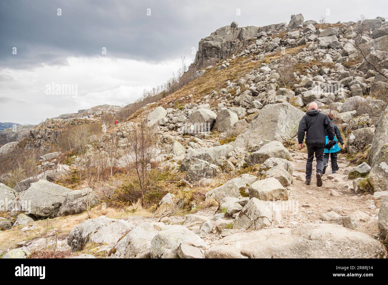 PREIKESTOLHYTTA , Norvège - 13 MAI 2017 : les touristes sur le sentier à Preikestolen le 13 mai 2017 dans Preikestolhytta. Preikestolen est un célèbre site touristique attrac Banque D'Images