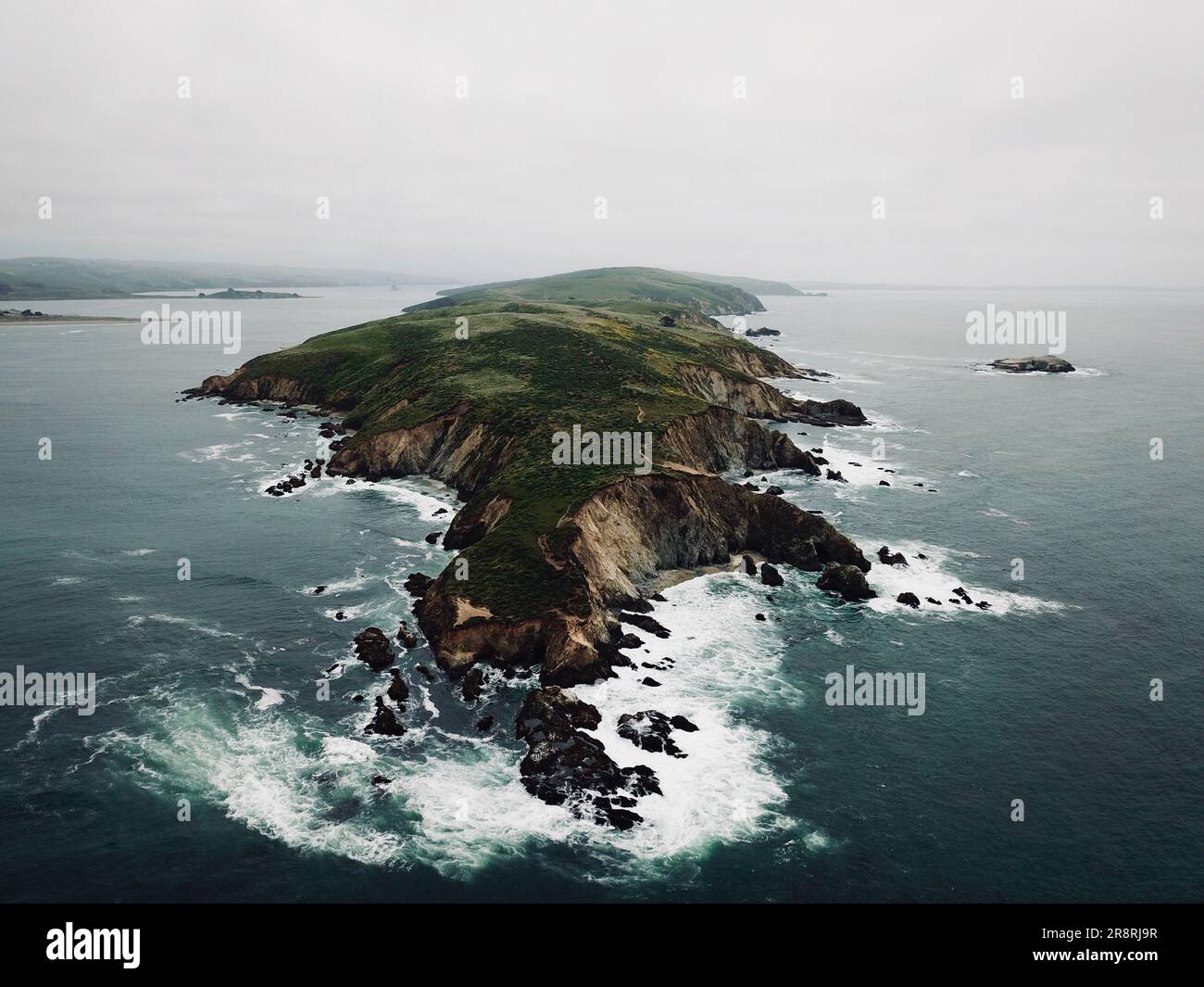 Une vue aérienne de la mer avec plage rocheuse Banque D'Images Une vue aérienne de la mer avec plage rocheuse Banque D'Images