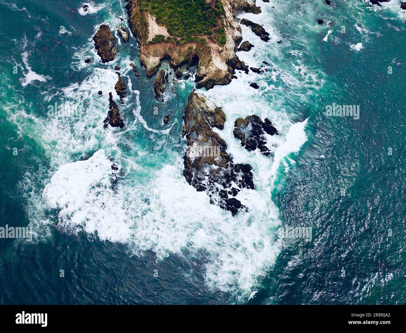 Une vue aérienne de la mer avec plage rocheuse Banque D'Images Une vue aérienne de la mer avec plage rocheuse Banque D'Images