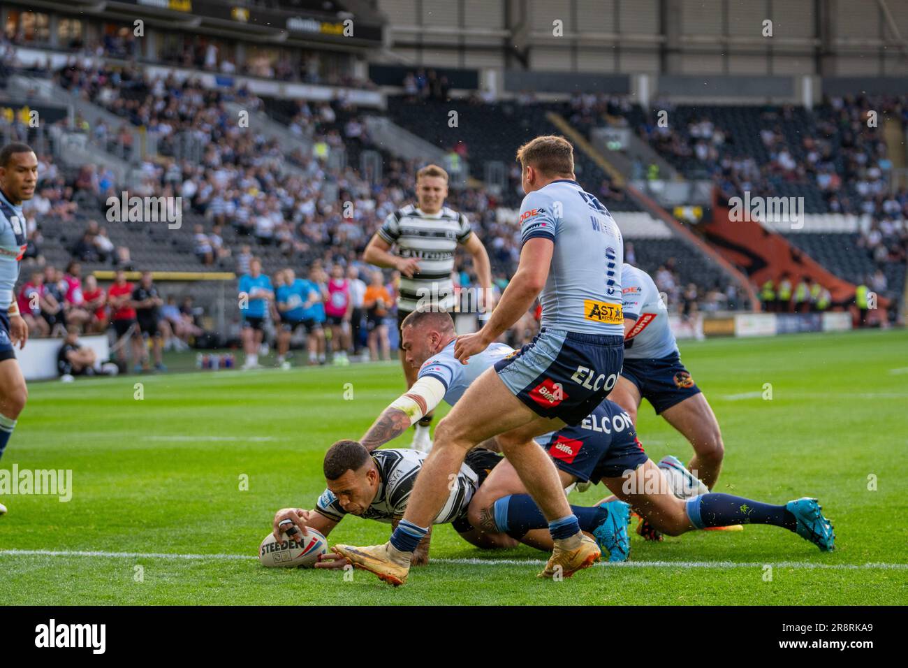 Hull, Royaume-Uni. 22nd juin 2023. Betfred Super League - Round 16: Hull FC contre St Helens. Carlos Tuimavave, Hull FC, se bloque pour essayer. Credit Paul Whitehurst/Alamy Live News Banque D'Images