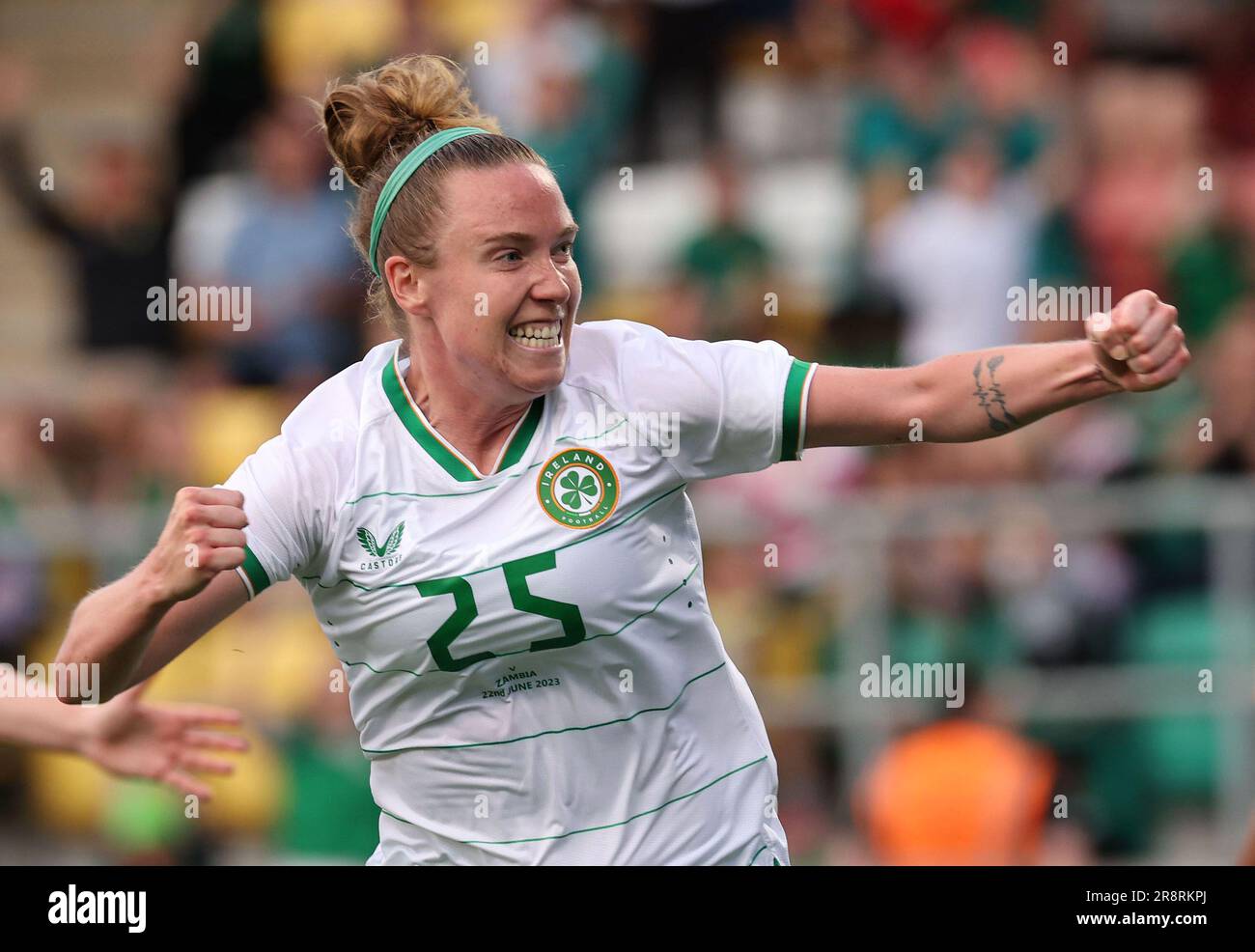 Claire O'Riordan, de l'Irlande, célèbre le deuxième but de son équipe lors du match international au Tallaght Stadium, à Dublin. Date de la photo: Jeudi 22 juin 2023. Banque D'Images