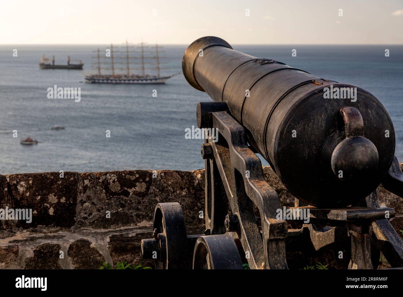 Cannon à Ft George avec vue sur la mer des caraïbes, St Georges, Grenade Banque D'Images