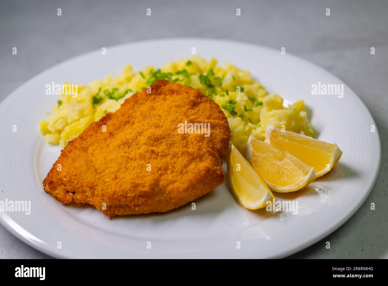 Escalope de poulet au couscous et au citron Banque D'Images
