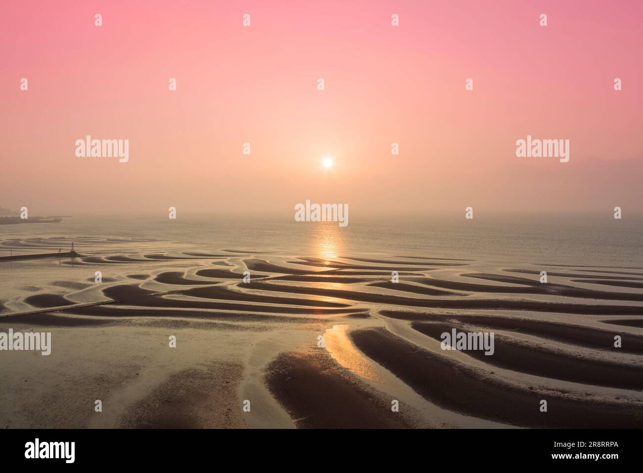 Marée plate et coucher de soleil sur la côte de Mikoshiorai Banque D'Images