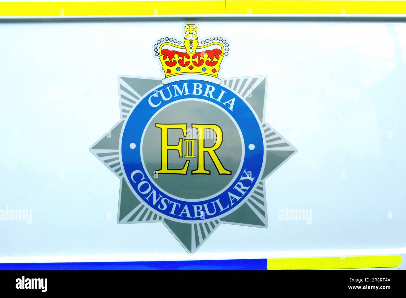 Gros plan du logo du bouclier de police sur la fourgonnette de police à la foire annuelle des voyageurs appleby Horse Fair juin 2023 cumbria. Banque D'Images