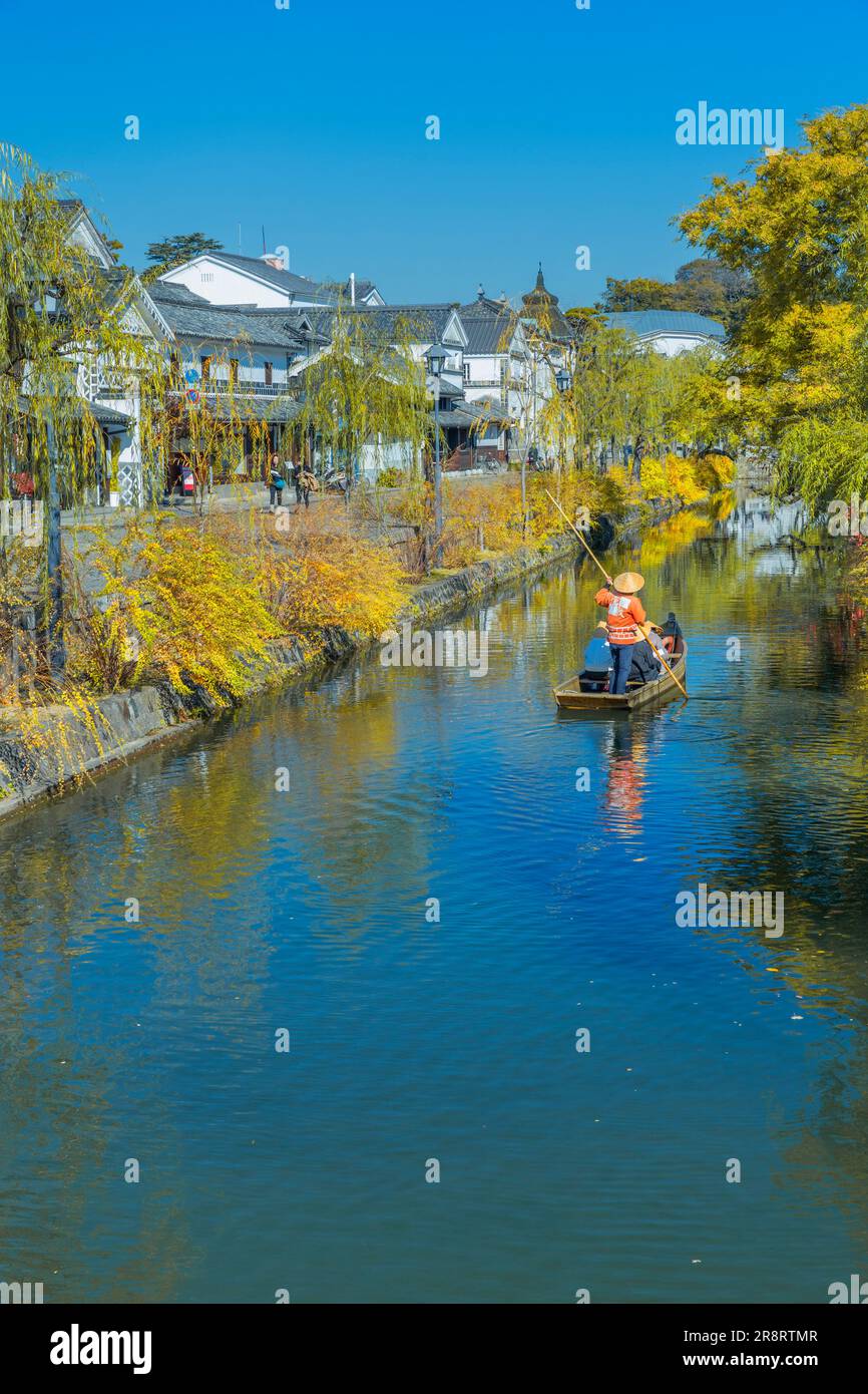 Courant de bateau de la région historique de Kurashikibikan en automne Banque D'Images