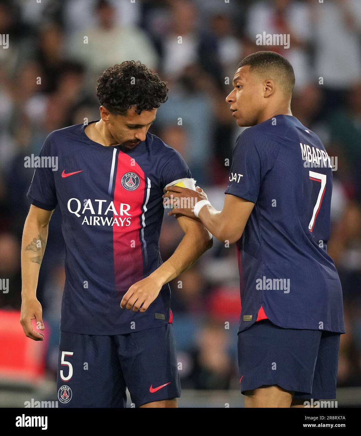 Kylian Mbappe de PSG remet le brassard des capitaines à Marquinhos de PSG lors du match de la Ligue 1 entre Paris Saint Germain et Clermont foot au Parc de Banque D'Images