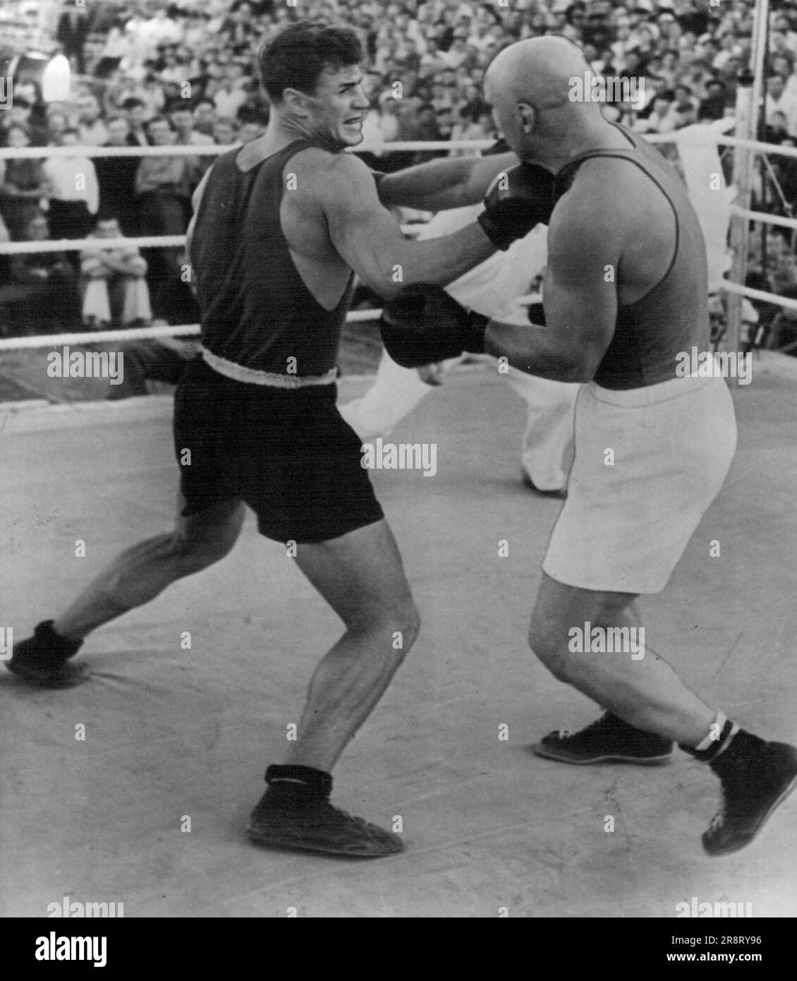 Le Boxer soviétique se rendra à Londres: Algirdas Shotsikas - un match de boxe anglo-soviétique, le premier entre les deux pays, aura lieu à Wembley sur 12 octobre 1935. Shotsikas est le champion de poids lourd européen et soviétique. Il est vu à gauche, combattant contre Nikolai Korolev, vétéran lourd. En 34, il n'a été battu que deux fois. Âgé de 27 ans, il a gagné 105 de ses 144 combats. 04 novembre 1955. (Photo par Camera Press). Banque D'Images