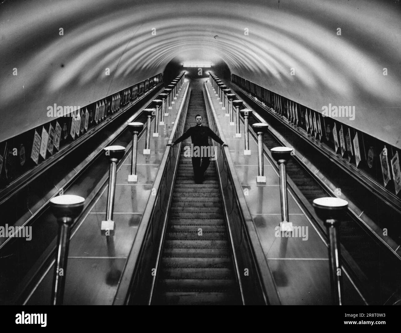 Les plus grands escaliers roulants du monde -- l'escalier roulant souterrain Leicester-Square. ***** Commodité des 25 000 000 passagers qui utilisent la station de métro Leicester-Square au cours de l'année, elle a été transformée. Il sera ouvert au public qui aura le plaisir d'être porté dans les profondeurs sur le plus long et le plus grand escalier roulant du monde, mesurant 161 pieds de longueur, et 80ft. 6ins. en hauteur. 11 juin 1935. (Photo par Universal Pictorial Press & Agency). Banque D'Images
