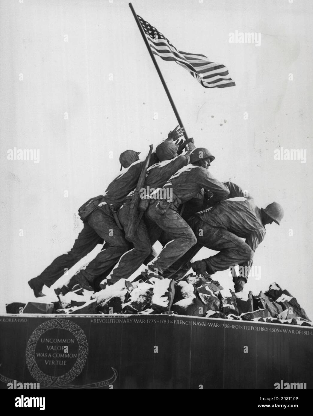 La première neige de la saison a été la première à tomber sur le nouveau monument Iwo Jima d'Arlington. Cependant, il n'y avait pas de neige sur le sommet de Suribachi à l'élévation du drapeau historique. 21 janvier 1955. (Photo de United Press). Banque D'Images