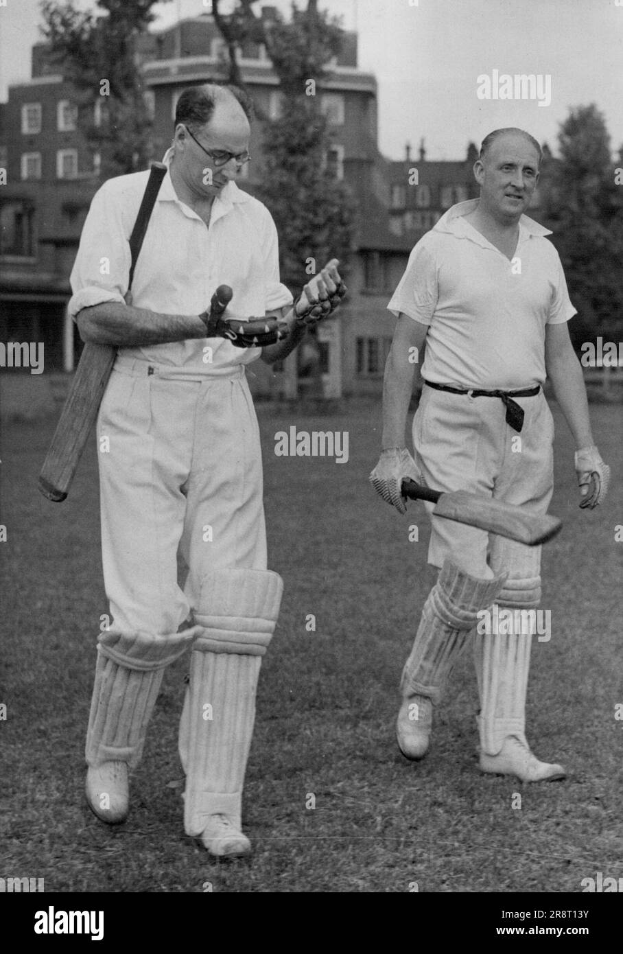 M.P's Meet School Boys at Cricket -- M. Strachey, ministre de l'alimentation, et M. W. T. Harrison vont au chauve-souris pour l'équipe du Parlement. En réponse à un défi lancé par les garçons, une équipe de la Chambre des communes et de la Chambre des lords a rencontré une équipe de l'école de Westminster lors d'un match de cricket à Vincent Square cet après-midi. Défi : en réponse à un défi de l'équipe de l'école de Westminster, l'équipe du Parlement envoie au ministre britannique de l'alimentation, M. Strachey, comme batte d'ouverture, à Vincent Square. 24 mai 1949. (Photo de Fox). Banque D'Images