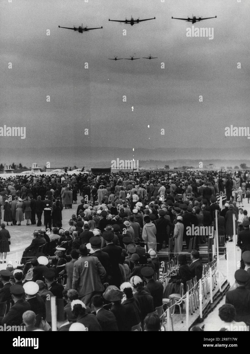 La couleur de la Reine à Richmond -- Une foule de plus de 20 000 personnes à la station RAAF de Richmond montre que trois Neptunes et trois Mustangs survolent pendant l'exposition. L'occasion a été la Parade de la couleur de la Reine. 18 septembre 1955. (Photo de Winton Irving/Fairfax Media). Banque D'Images