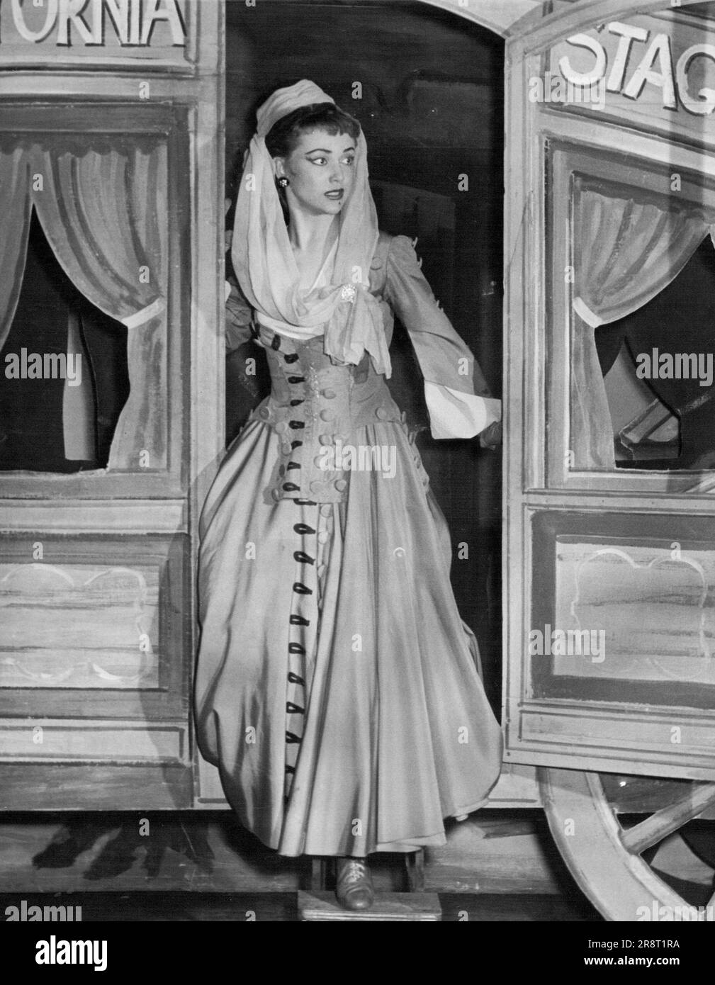 La fille effraie est jouée par Merie Kelleher, de Preston (Vic.). qui porte un chapeau en velours rouge et bleu. 16 juillet 1955. Banque D'Images