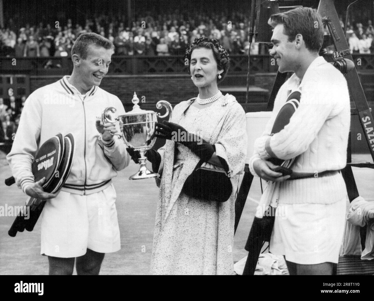 Le nouveau champion de Wimbledon - les Duches du Kent remet la coupe de l'Angleterre à Tony Trabert, de Cincinnati, Ohio, sur le terrain du centre de Wimbledon, aujourd'hui, 1 juillet. Trabert Top a épéré, a battu le joueur danois sans épéré Kurt Nielsen 6-3, 7-5, 6-1 en finale. Nielsen à droite. 26 juillet 1955. (Photo par photo de presse associée). Banque D'Images
