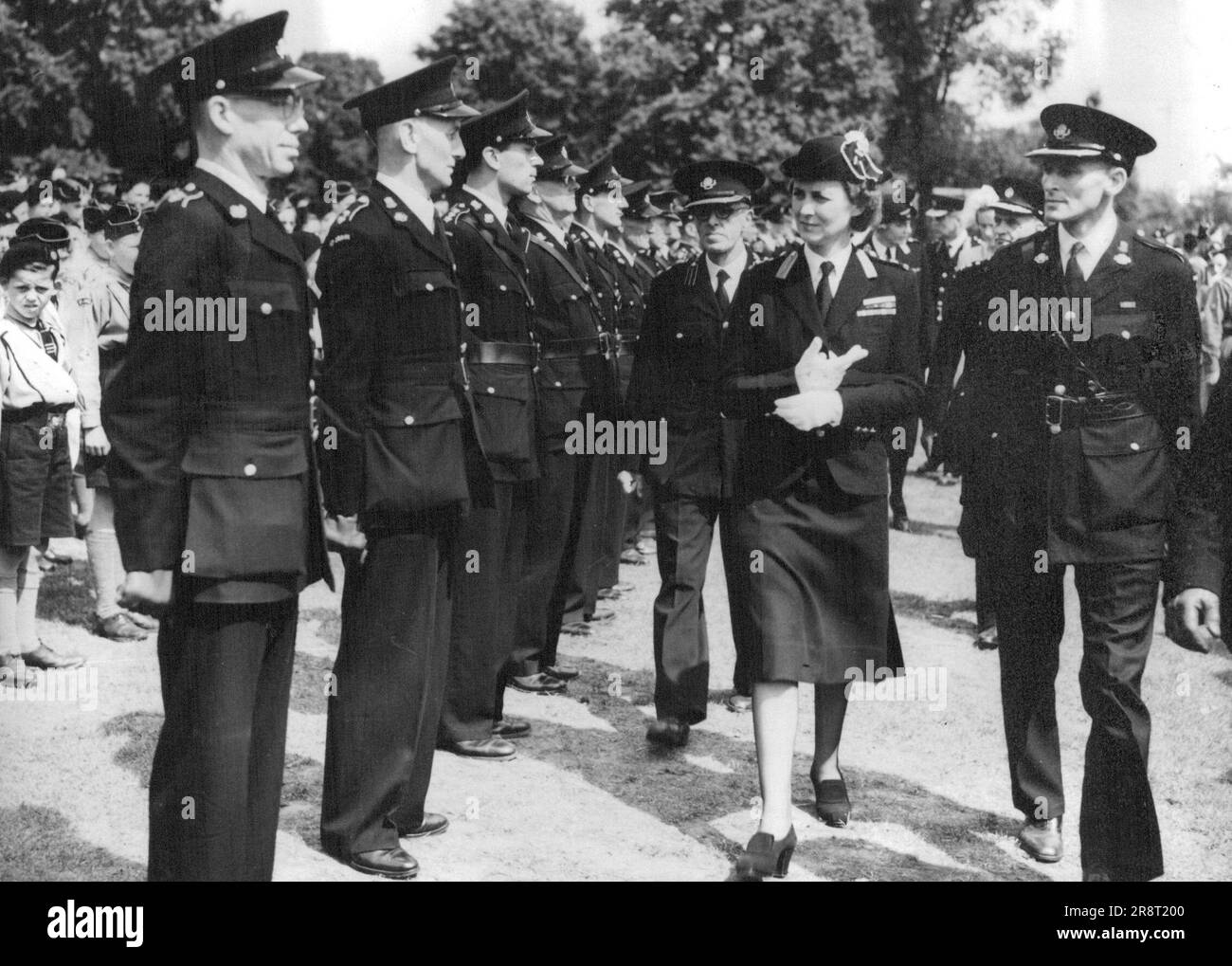 La duchesse de Kent inspecte St. John Ambulance Brigade à Hyde Park -- la duchesse de Kent inspectant les membres de la Brigade à Hyde Park, Londres. La duchesse de Kent a inspecté des contingents de la rue John Ambulance Brigade quand 6 000 membres de la Brigade se sont réunis à Hyde Park, Londres. 20 juillet 1947. Banque D'Images