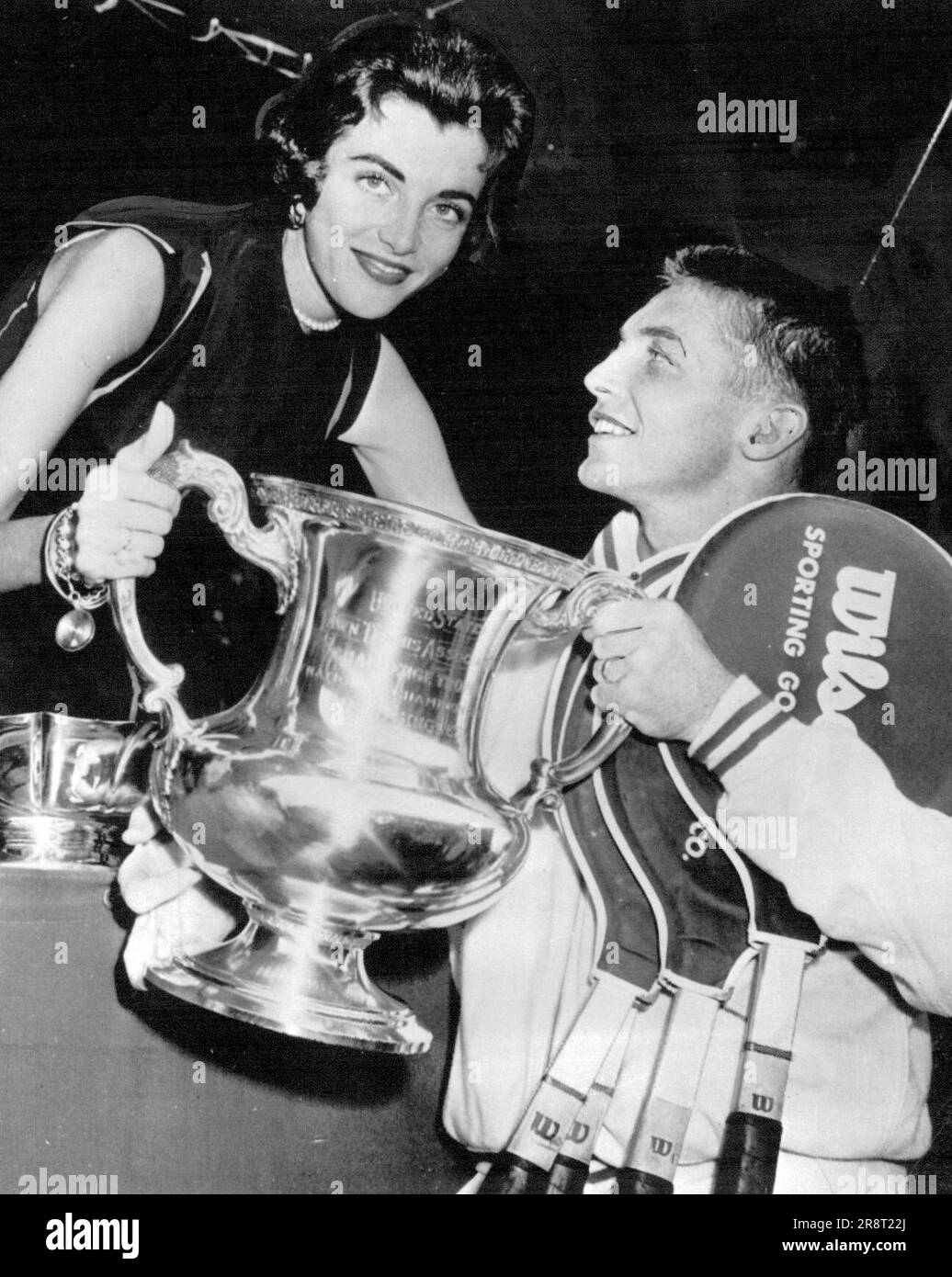 Tony Trabert et son épouse Shuana se sourient avec joie en leur présence du trophée des célibataires américains remporté par Trabert à Forest Hills. Il a battu Ken Rosewall en finale. 19 septembre 1955. Banque D'Images